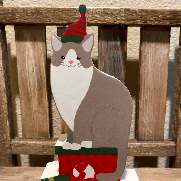Christmas Cat Wood Decor, Gray & White Cat Wearing A Christmas Hat & Presents - Picture 7 of 9